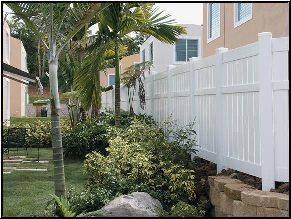 How to Integrate Vinyl Fencing with Living Fences